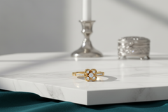 Elegant Gold Five-Petal Diamond Ring